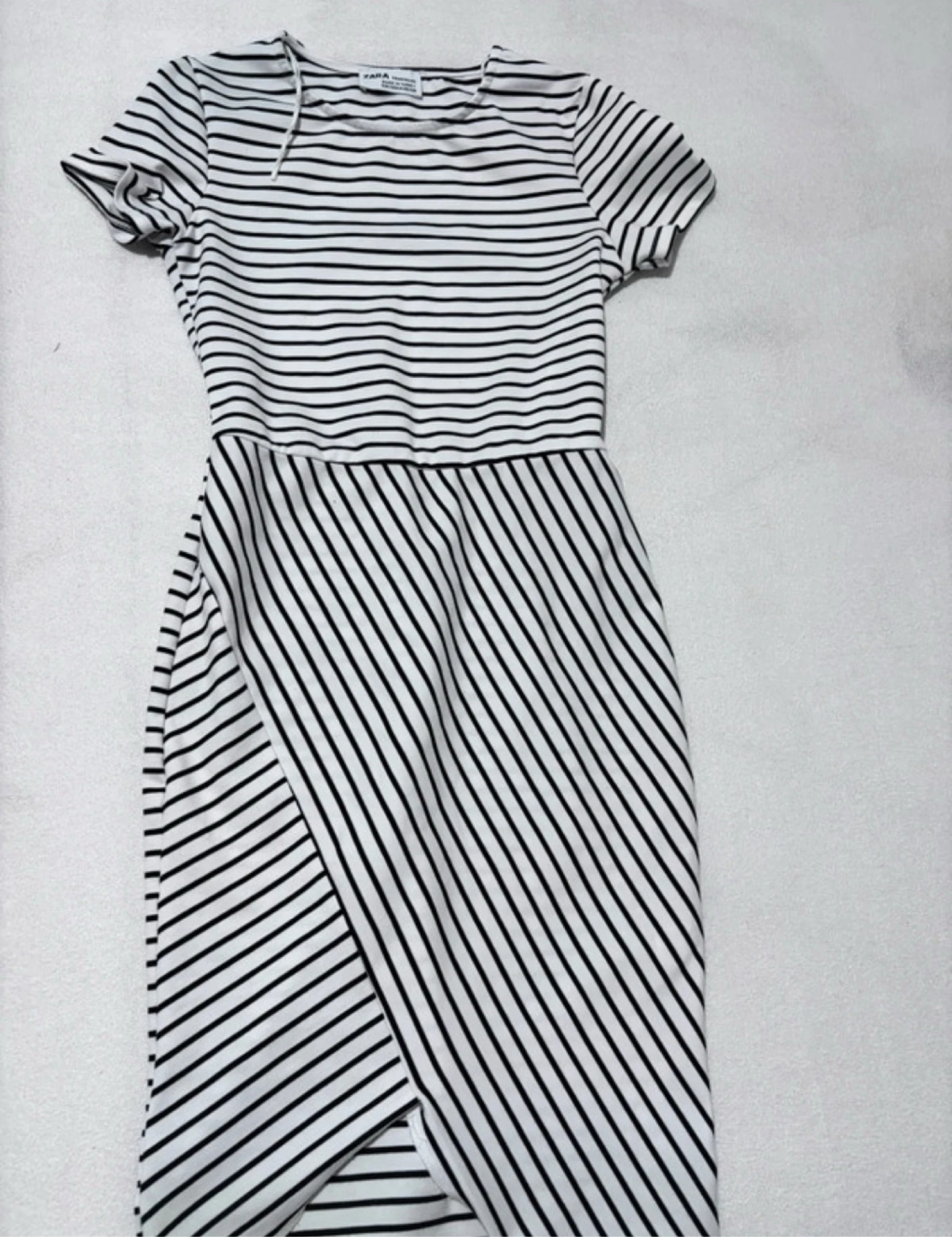 Vestido veraniego de rayas blancas y negras de Zara